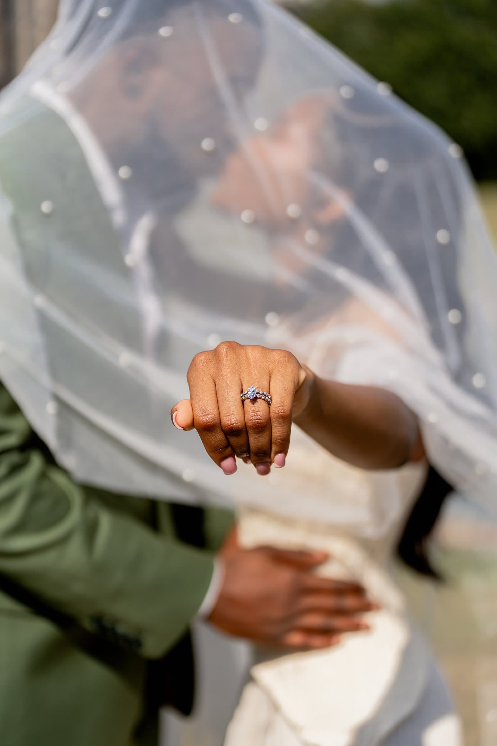 The veil and the ring, close